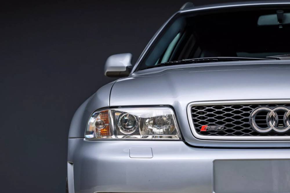 «Αμεταχείριστο» Audi RS 4 B5 αμφισβητεί το ολοκαίνουριο RS 6