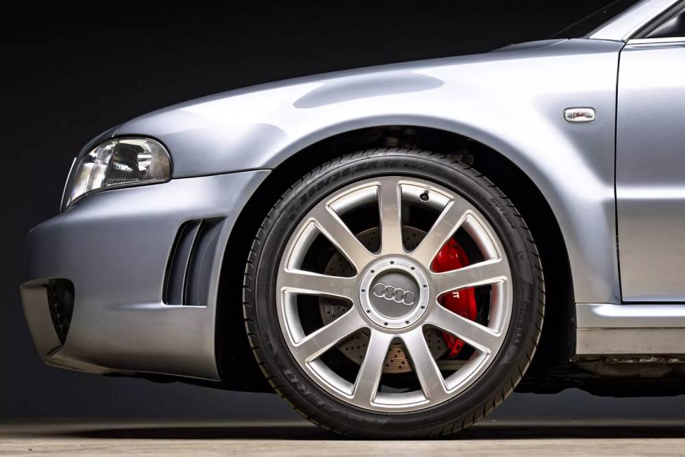 «Αμεταχείριστο» Audi RS 4 B5 αμφισβητεί το ολοκαίνουριο RS 6