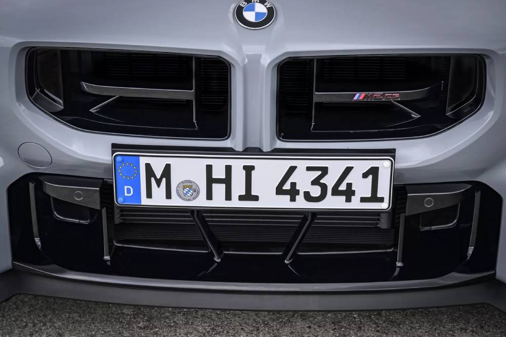 Εκρηκτική BMW M2 CS σπάει το φράγμα των 300 χλμ./ώρα