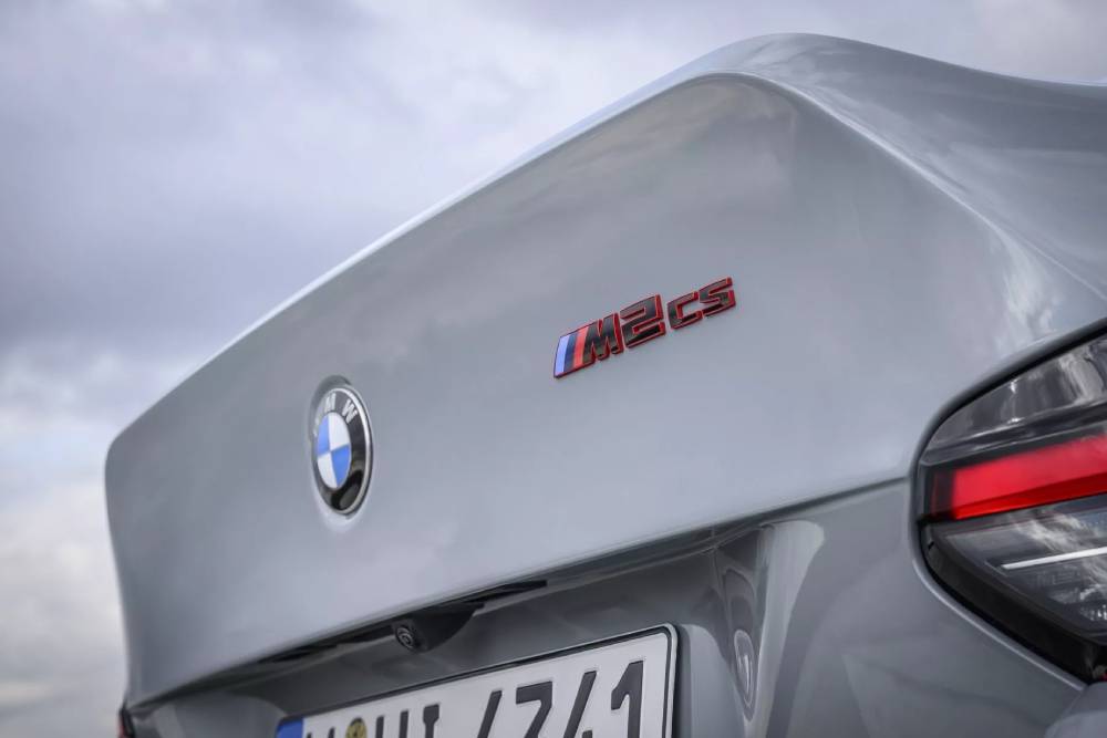 Εκρηκτική BMW M2 CS σπάει το φράγμα των 300 χλμ./ώρα