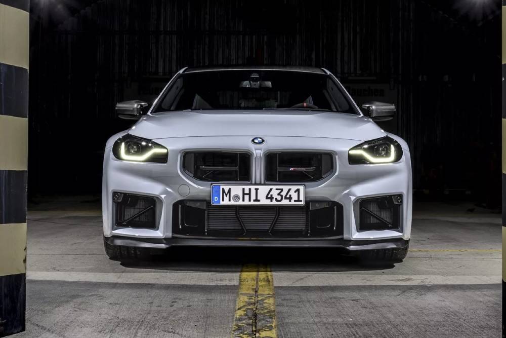 Εκρηκτική BMW M2 CS σπάει το φράγμα των 300 χλμ./ώρα