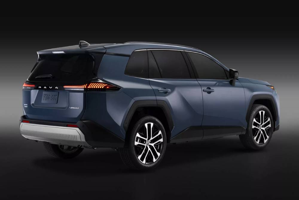 Νέο Toyota RAV4 και GR Sport εκτοξεύεται με 324 άλογα