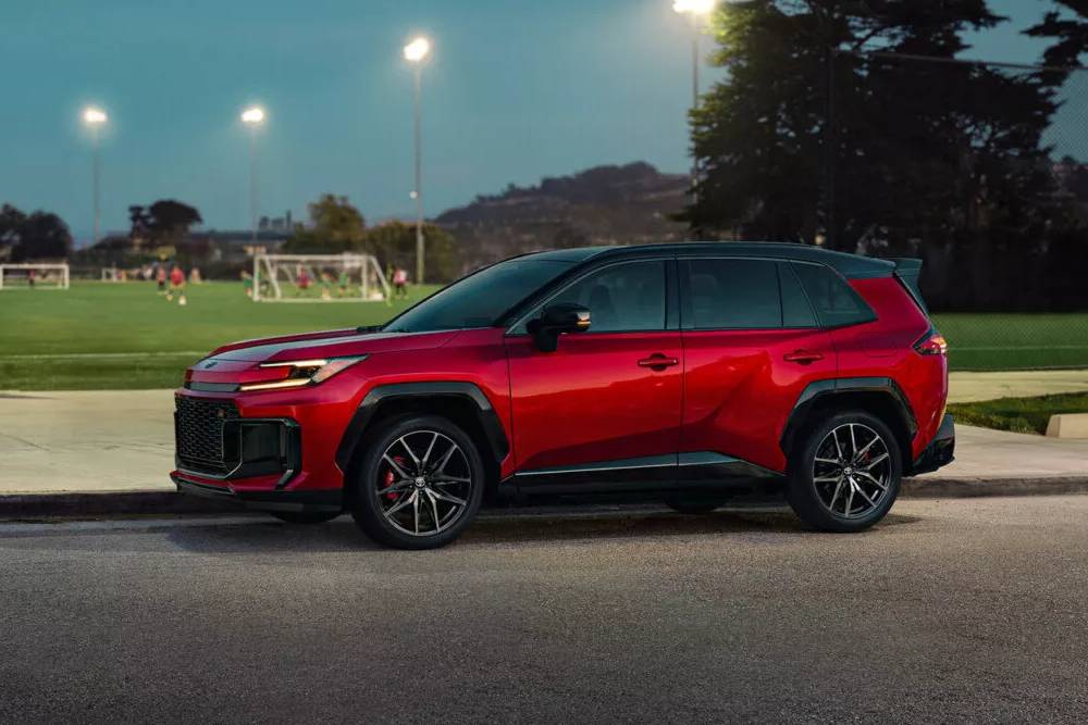 Νέο Toyota RAV4 και GR Sport εκτοξεύεται με 324 άλογα