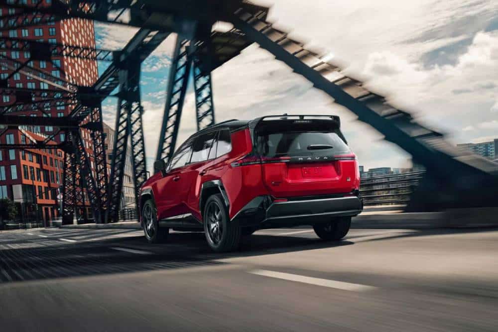Νέο Toyota RAV4 και GR Sport εκτοξεύεται με 324 άλογα
