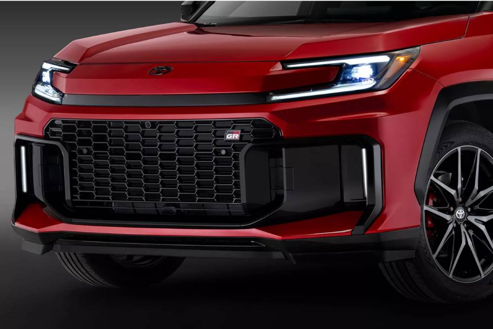 Νέο Toyota RAV4 και GR Sport εκτοξεύεται με 324 άλογα