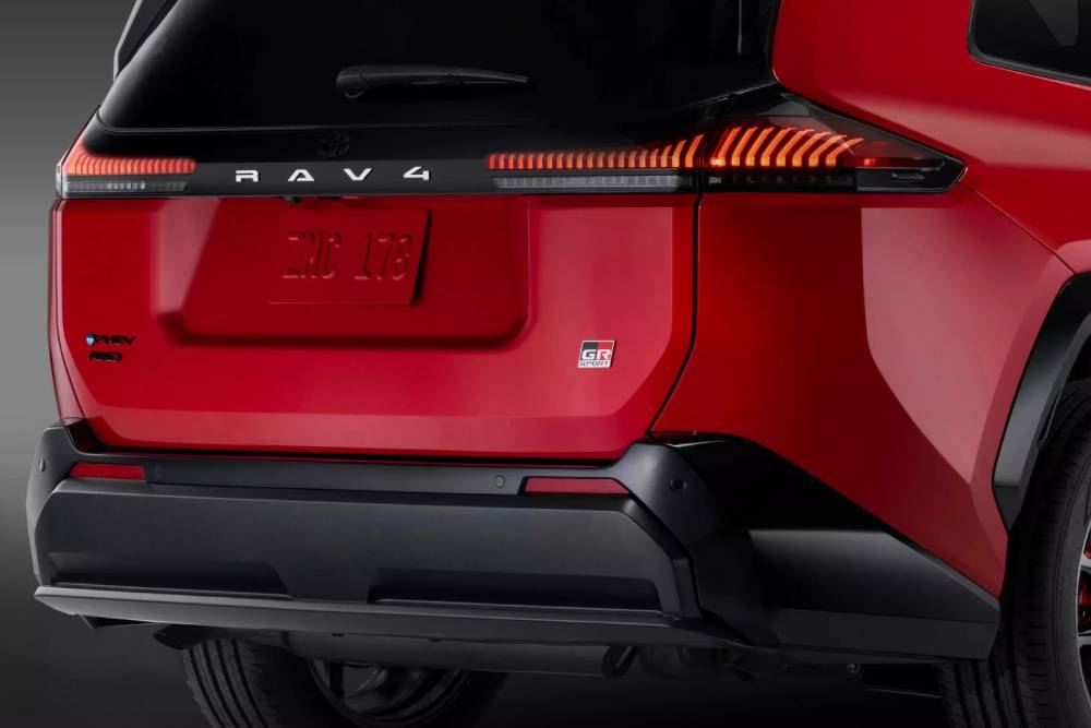 Νέο Toyota RAV4 και GR Sport εκτοξεύεται με 324 άλογα