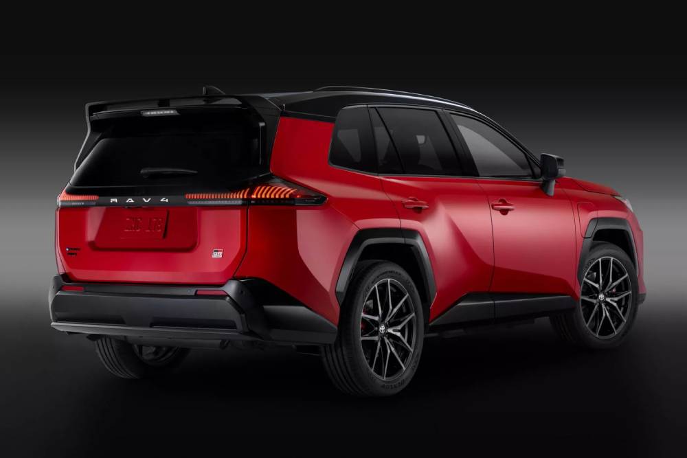 Νέο Toyota RAV4 και GR Sport εκτοξεύεται με 324 άλογα