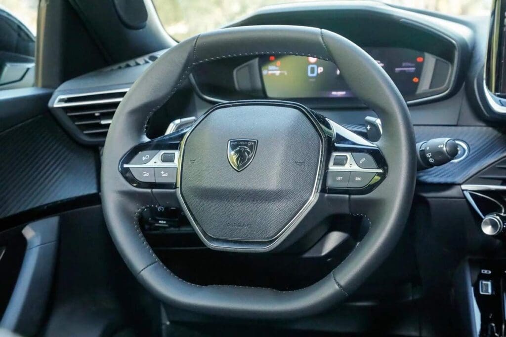 Γιατί χάνουν έδαφος από το δημοφιλές Peugeot 2008; 5 Δοκιμή Peugeot 2008 Hybrid 136