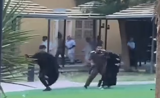 Βίντεο-αποκάλυψη: Φρίκη και βασανιστήρια πίσω από τις πόρτες των «οίκων φροντίδας» στη Σαουδική Αραβία – Αστυνομικοί ξυλοκοπούν γυναίκες