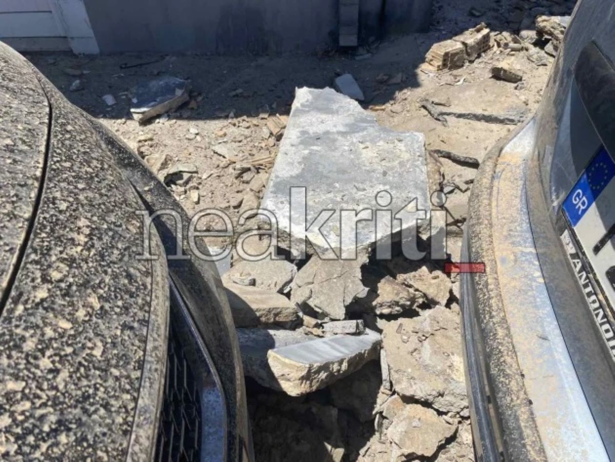 Τα μπάζα έπεσαν μια ανάσα από σταθμευμένα αυτοκίνητα 