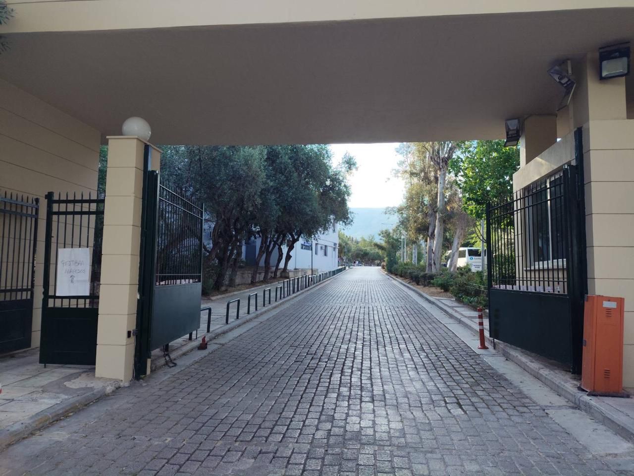 ΕΚΠΑ: Εξαφανίστηκαν τα γκράφιτι από το ανακαινισμένο κυλικείο – Τοποθετήθηκαν σύγχρονες μπάρες ασφαλείας 7 Η είσοδος της Σχολής Νομικών Οικονομικών και Πολιτικών Επιστημών χωρίς μπάρες
