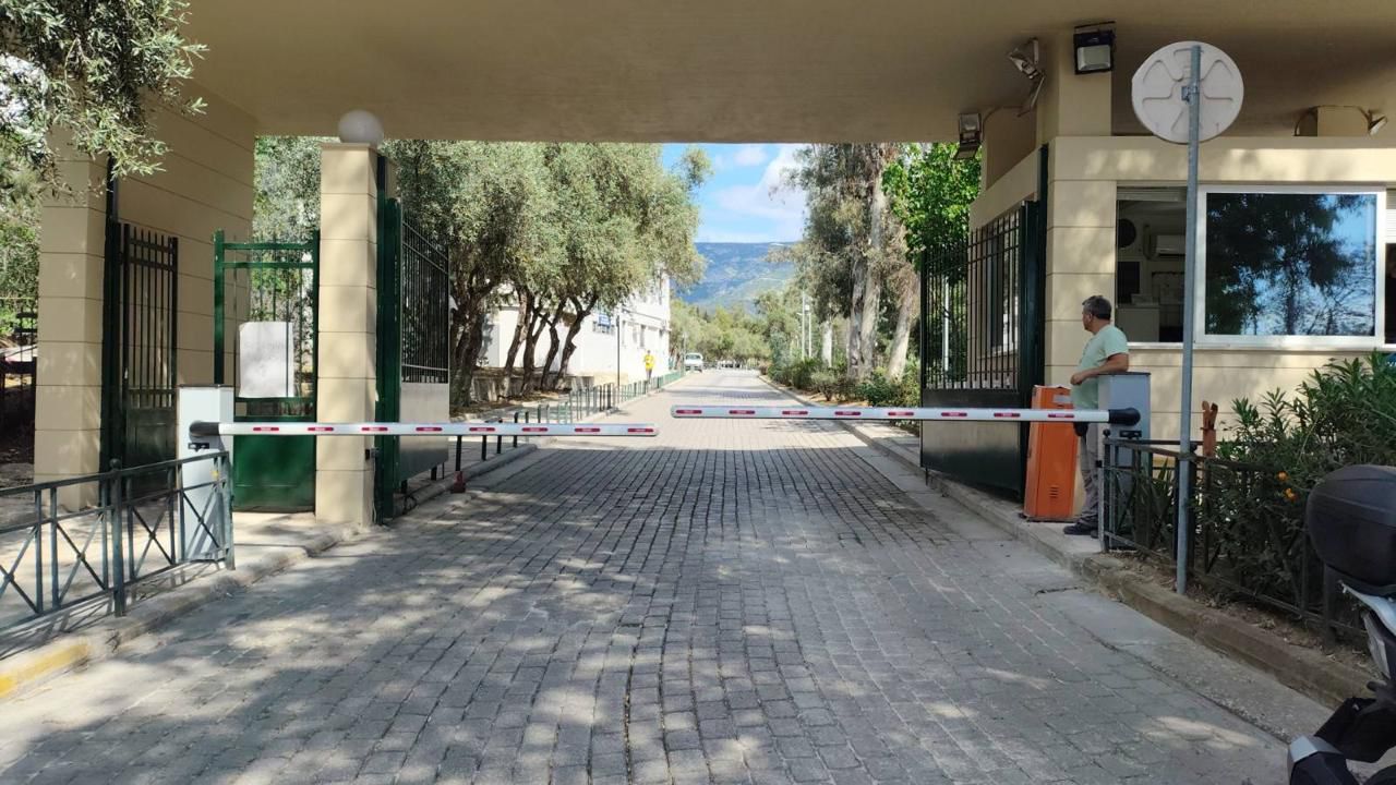 ΕΚΠΑ: Εξαφανίστηκαν τα γκράφιτι από το ανακαινισμένο κυλικείο – Τοποθετήθηκαν σύγχρονες μπάρες ασφαλείας 8 Η είσοδος της Σχολής Νομικών Οικονομικών και Πολιτικών Επιστημών με μπάρες