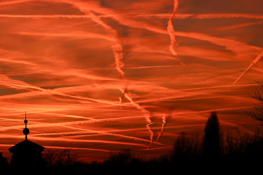 Chemtrails-and-contrails-of-planes-in-sky-EPA