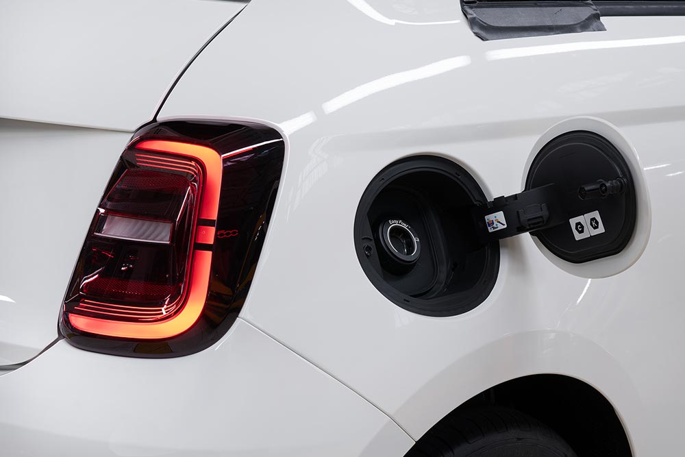 Το εντυπωσιακό Fiat 500 Hybrid κάνει επίσημα ντεμπούτο