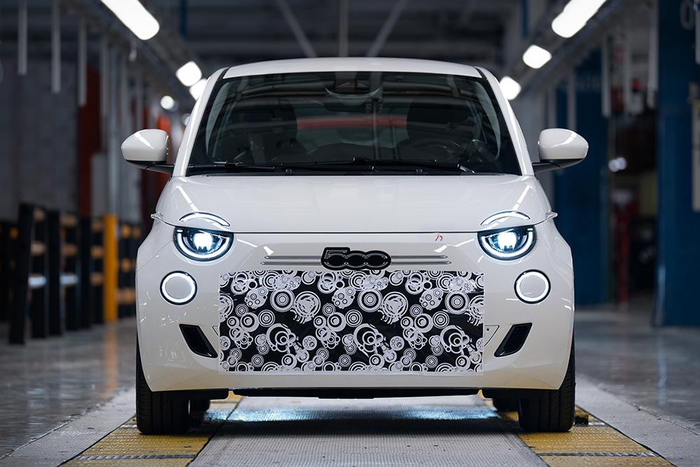 Το εντυπωσιακό Fiat 500 Hybrid κάνει επίσημα ντεμπούτο
