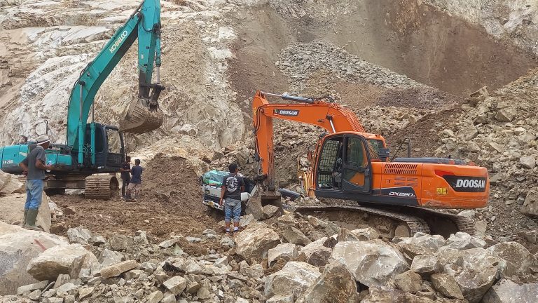 Ινδονησία: Τουλάχιστον 10 νεκροί από φονική κατολίσθηση σε λατομείο – Εγκλωβισμένοι αγνοούνται κάτω από τα χαλάσματα 4 Ινδονησία: Τουλάχιστον 10 νεκροί από φονική κατολίσθηση σε λατομείο – Εγκλωβισμένοι αγνοούνται κάτω από τα χαλάσματα