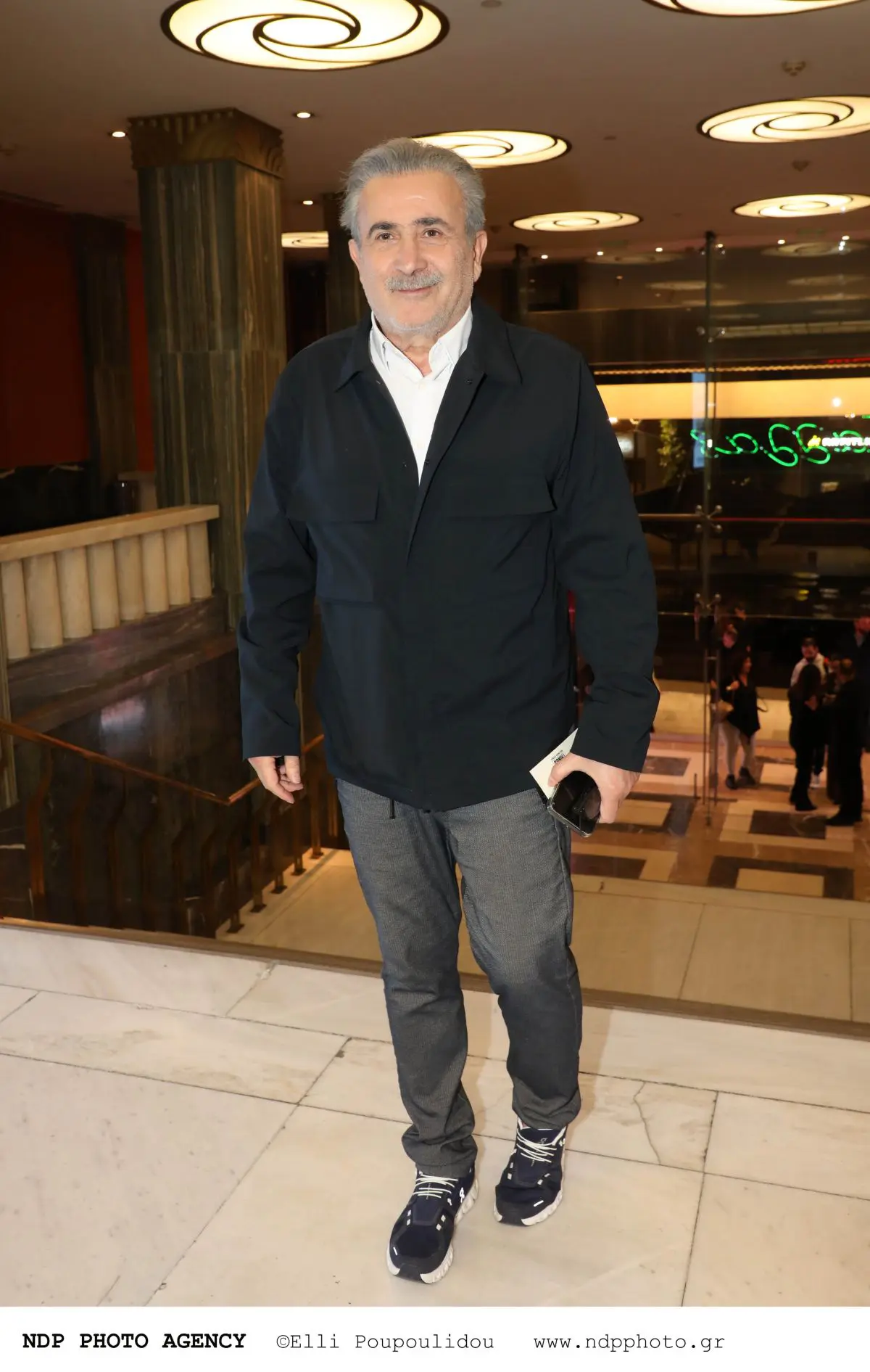 Νία Βαρντάλος: Εντυπωσιακές προσωπικότητες στην πρεμιέρα του "Tiny Beautiful Things" – Δείτε φωτογραφίες 24 Λάκης Λαζόπουλος