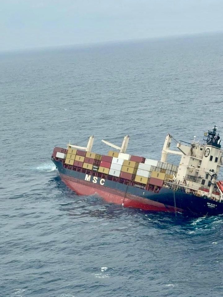Ινδία: Συναγερμός από την βύθιση πλοίου με επικίνδυνο φορτίο – Η χημική ένωση με θαλασσινό νερό που εκλύει εύφλεκτο αέριο και η πετρελαιοκηλίδα