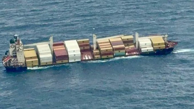 Ινδία: Συναγερμός από την βύθιση πλοίου με επικίνδυνο φορτίο – Η χημική ένωση με θαλασσινό νερό που εκλύει εύφλεκτο αέριο και η πετρελαιοκηλίδα