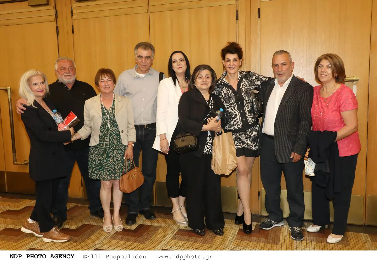 Νία Βαρντάλος: Εντυπωσιακές προσωπικότητες στην πρεμιέρα του "Tiny Beautiful Things" – Δείτε φωτογραφίες 18 Η οικογένεια της Νία Βαρντάλος