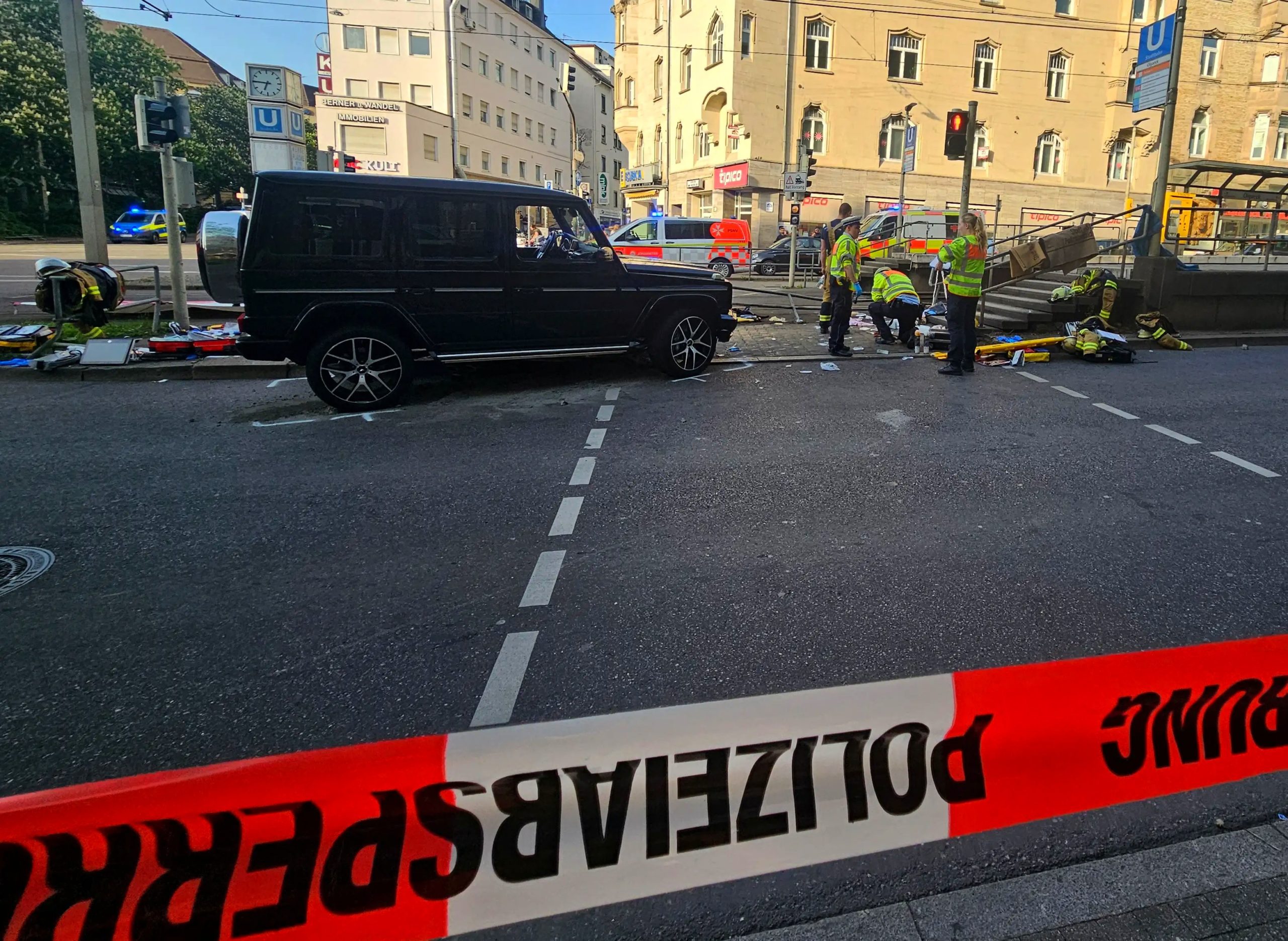 Τραγωδία στη Στουτγκάρδη: SUV παρέσυρε πεζούς – Νεκρή μία γυναίκα, σε κρίσιμη κατάσταση ακόμη τρεις τραυματίες – Τι ερευνούν οι Αρχές