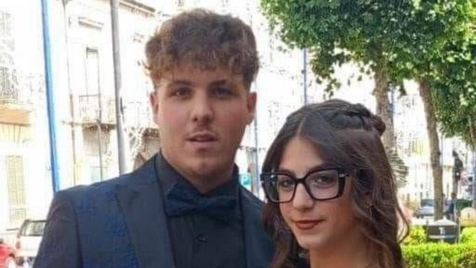 Νάπολη: «Θα πάω για ένα παγωτό με μια φίλη» είπε στη μητέρα της η 14χρονη πριν τη δολοφονήσει ο πρώην της – «Με εγκατέλειψε, γι' αυτό την εξόντωσα» 7 Νάπολη: «Θα πάω για ένα παγωτό με μια φίλη» είπε στη μητέρα της η 14χρονη πριν τη δολοφονήσει ο πρώην της – «Με εγκατέλειψε, γι' αυτό την εξόντωσα»