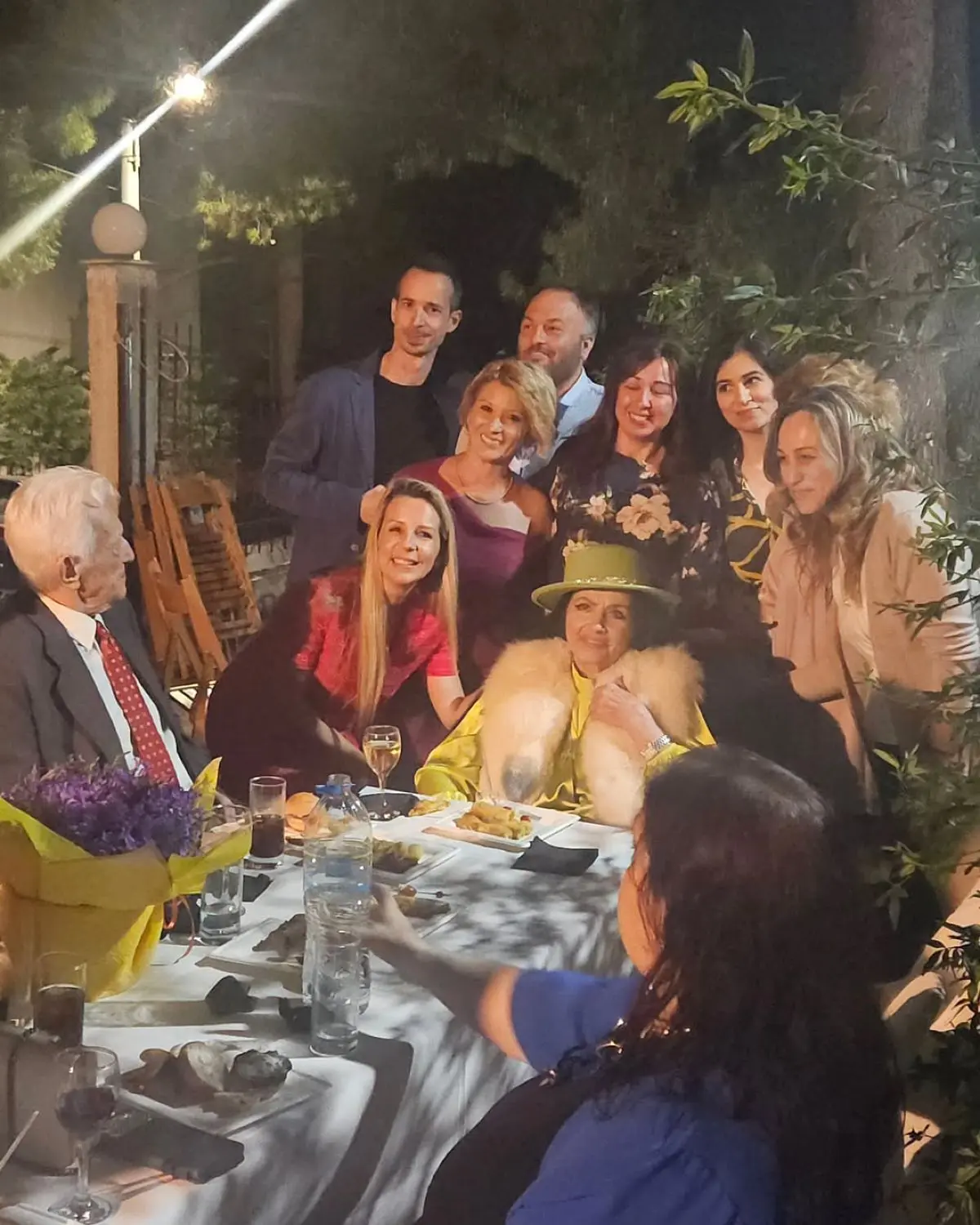 Ο Φώτης Μεταξόπουλος γιόρτασε τα 90: Το λαμπερό πάρτι, η Ζωζώ σε αναπηρικό καροτσάκι και το μυστήριο με την απούσα Νάντια Φοντάνα 14 Ζωζώ Σαπουντζάκη καροτσάκι
