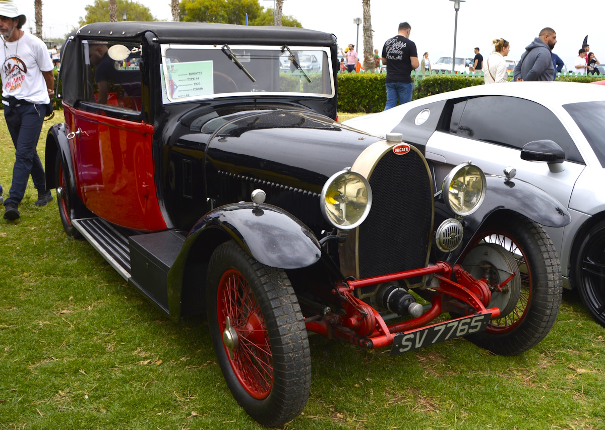 Alimos Classic Car Sunday: Με λιακάδα και νεροποντή λάμπουν τα κλασικά αυτοκίνητα