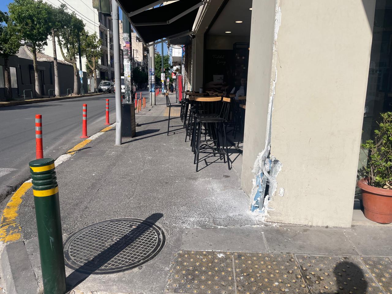 Καμίνια: Σοκαριστικό βίντεο από το τροχαίο με εγκατάλειψη – Η στιγμή που ο οδηγός του ΙΧ χτυπά τη μηχανή και εξαφανίζεται 2 Φωτογραφία από το σημείο του τροχαίου στα Καμίνια