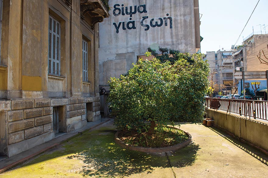 Αποκαλύπτουμε την παλαιότερη πολυκατοικία της Αθήνας: Περνάς καθημερινά από μπροστά της