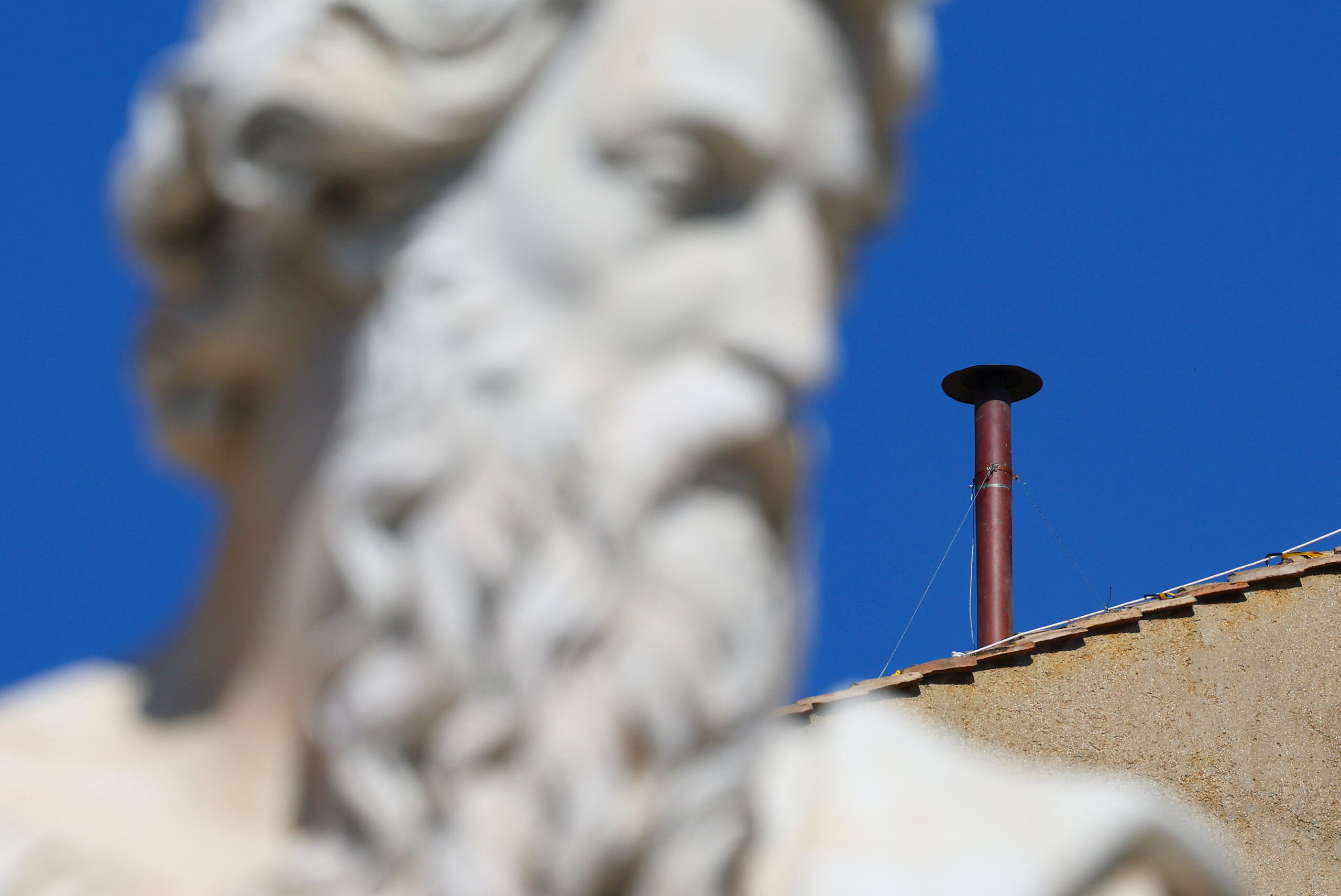 Βατικανό: Στήθηκε στην Καπέλα Σιστίνα η θρυλική κόκκινη καμινάδα για την εκλογή νέου Πάπα 3 H κόκκινη καμινάδα στην Καπέλα Σιστίν