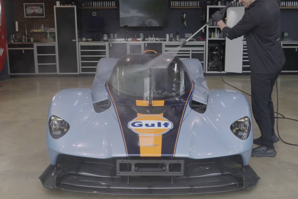 Ψυχοθεραπεία το πλύσιμο της Aston Martin Valkyrie