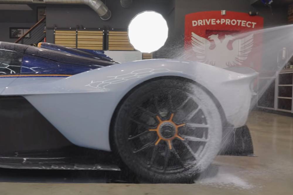 Ψυχοθεραπεία το πλύσιμο της Aston Martin Valkyrie