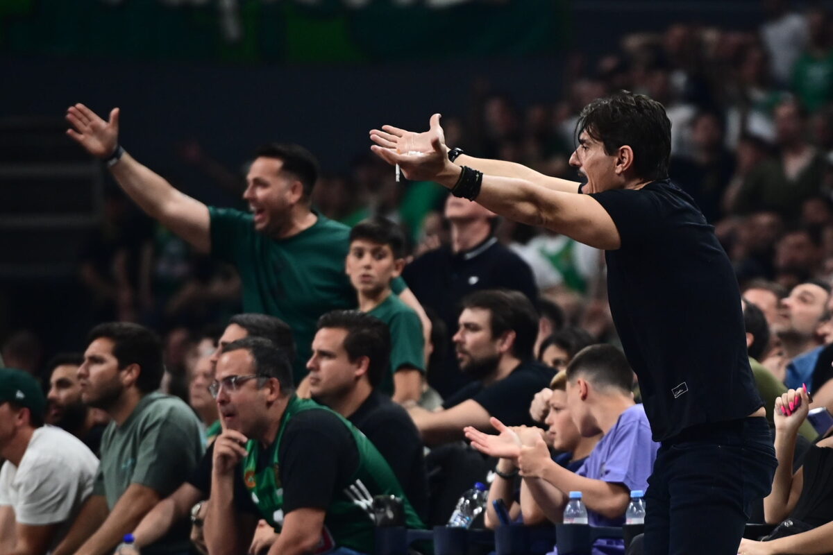Ο Δημήτρης Γιαννακόπουλος πανηγύρισε φρενιτιωδώς την επική πρόκριση του Παναθηναϊκού επί της Εφές Αναντολού στο ΟΑΚΑ