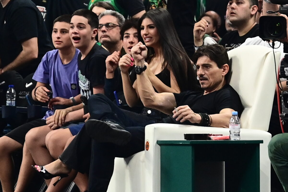 Ο Δημήτρης Γιαννακόπουλος πανηγύρισε φρενιτιωδώς την επική πρόκριση του Παναθηναϊκού επί της Εφές Αναντολού στο ΟΑΚΑ