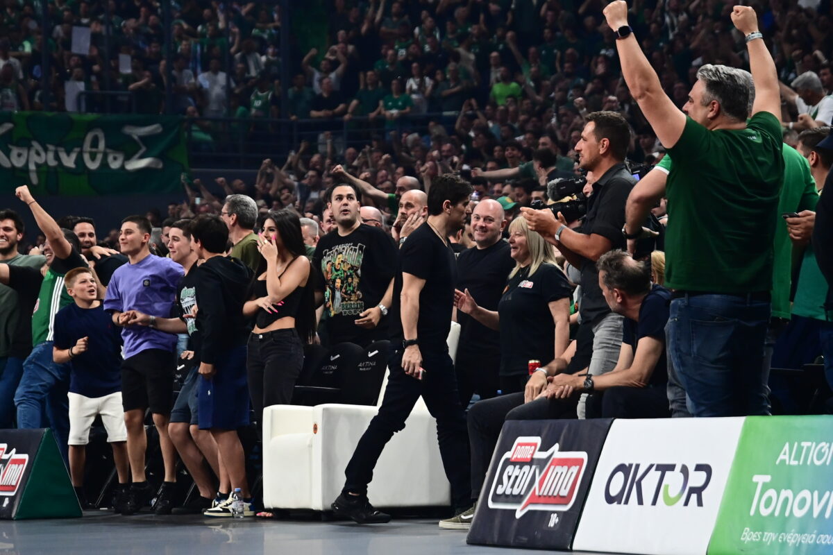 Ο Δημήτρης Γιαννακόπουλος πανηγύρισε φρενιτιωδώς την επική πρόκριση του Παναθηναϊκού επί της Εφές Αναντολού στο ΟΑΚΑ