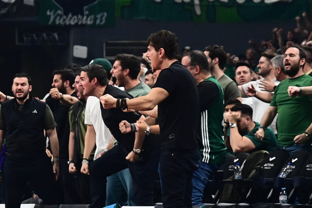 Ο Δημήτρης Γιαννακόπουλος πανηγύρισε φρενιτιωδώς την επική πρόκριση του Παναθηναϊκού επί της Εφές Αναντολού στο ΟΑΚΑ