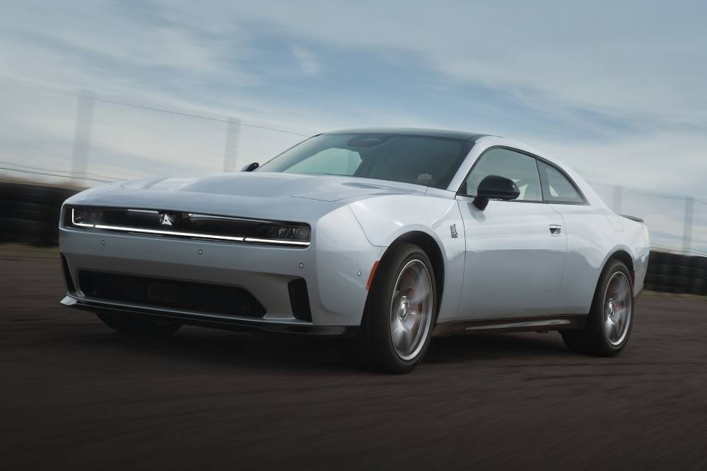 «Θηρίο» το νέο Dodge Charger δίπλα στο θρυλικό Challenger
