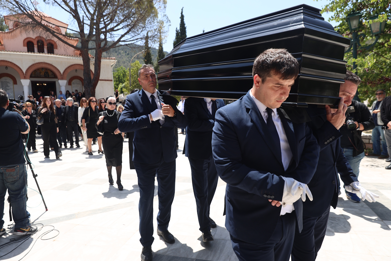 Νίκος Γαλανός: Ράγισε καρδιές η σύντροφός του, Έλενα Σαγανά, στο τελευταίο αντίο του ηθοποιού 10 Κηδεία Νίκου Γαλανού