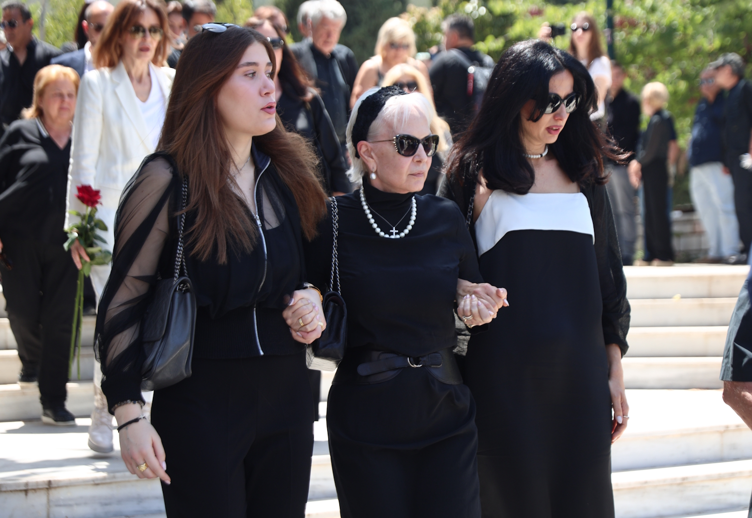 Νίκος Γαλανός: Ράγισε καρδιές η σύντροφός του, Έλενα Σαγανά, στο τελευταίο αντίο του ηθοποιού 7 Έλενα Σαγανά