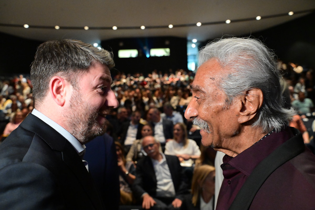 Εμμανουήλ Καραλής: Λαμπερά πρόσωπα στην παρουσίαση του βιβλίου «Όταν πετάς από ψηλά» – Παρόντες Μητσοτάκης και Ανδρουλάκης 8 Παρουσίαση του βιβλίου του Νίκου Μιχαλόπουλου με τίτλο "Εμμανουήλ Καραλής, Όταν κοιτάς από ψηλά", στο Κολλέγιο Αθηνών