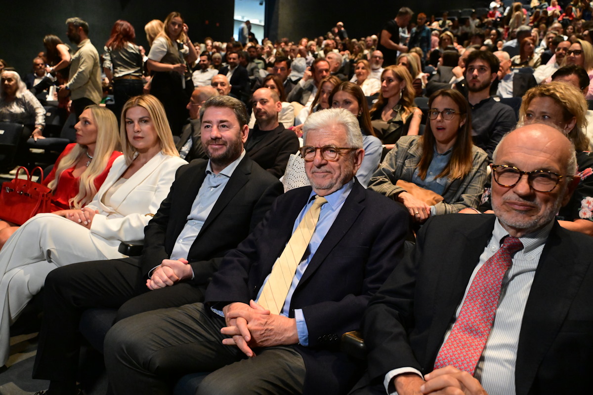 Εμμανουήλ Καραλής: Λαμπερά πρόσωπα στην παρουσίαση του βιβλίου «Όταν πετάς από ψηλά» – Παρόντες Μητσοτάκης και Ανδρουλάκης 12 Παρουσίαση του βιβλίου του Νίκου Μιχαλόπουλου με τίτλο "Εμμανουήλ Καραλής, Όταν κοιτάς από ψηλά", στο Κολλέγιο Αθηνών