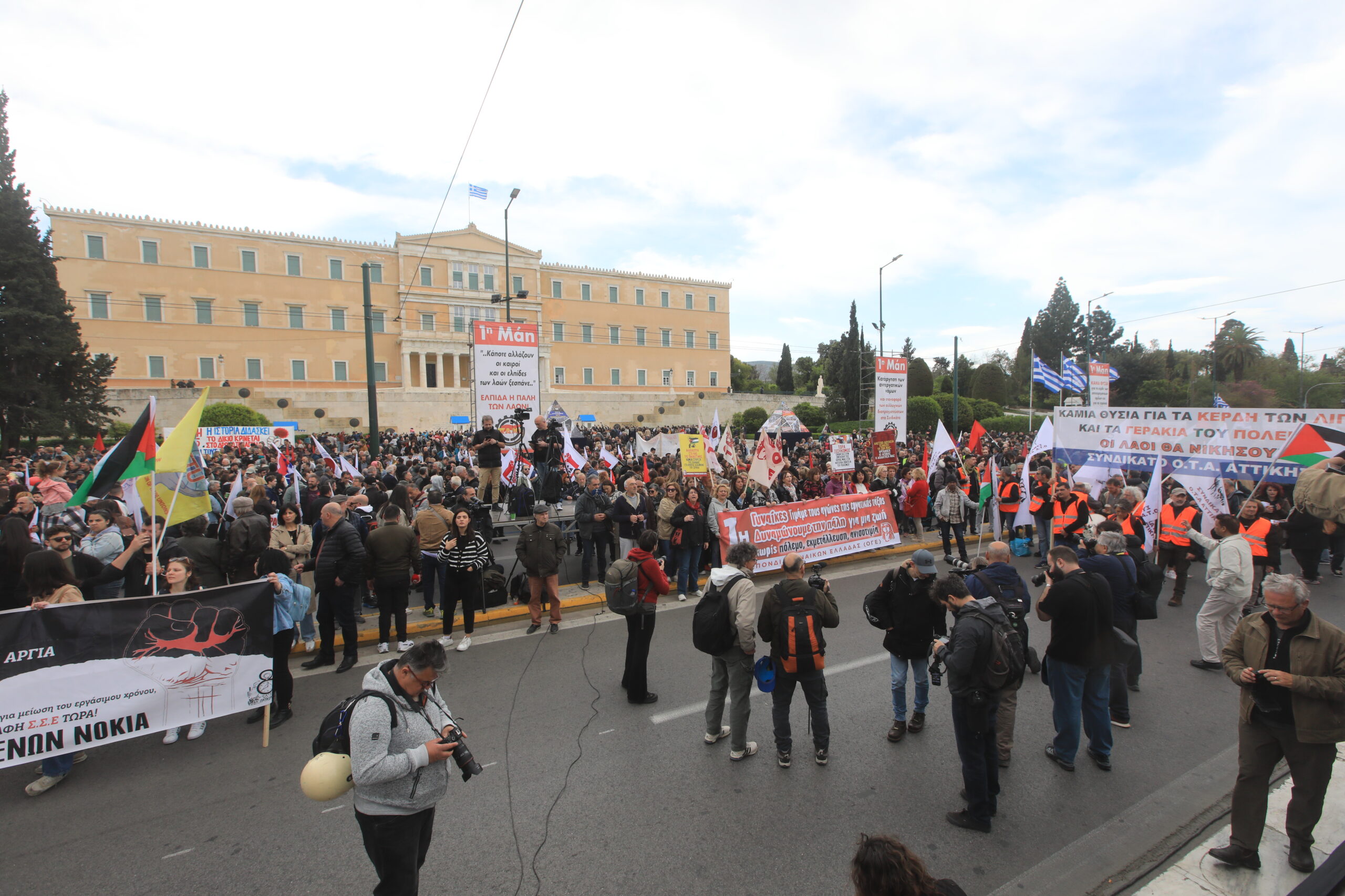 Εργατική Πρωτομαγιά: Μαζικές διαδηλώσεις παραλύουν το κέντρο της Αθήνας – Ποιοι δρόμοι είναι κλειστοί 7 Απεργιακή συγκέντρωση για την Πρωτομαγιά στο κέντρο της Αθήνας