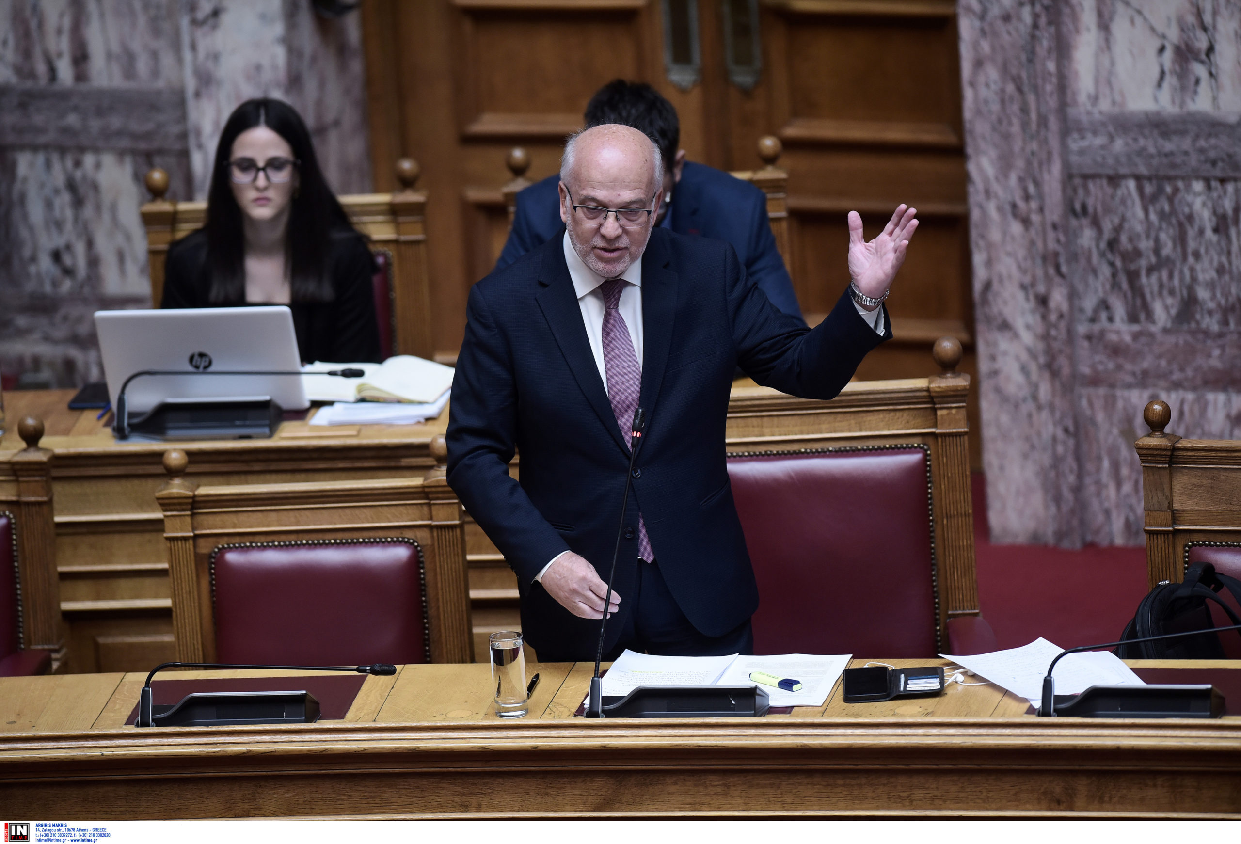 Βουλή: Άγρια αντιπαράθεση υπό τη σκιά του πορίσματος Καρώνη για τα Τέμπη