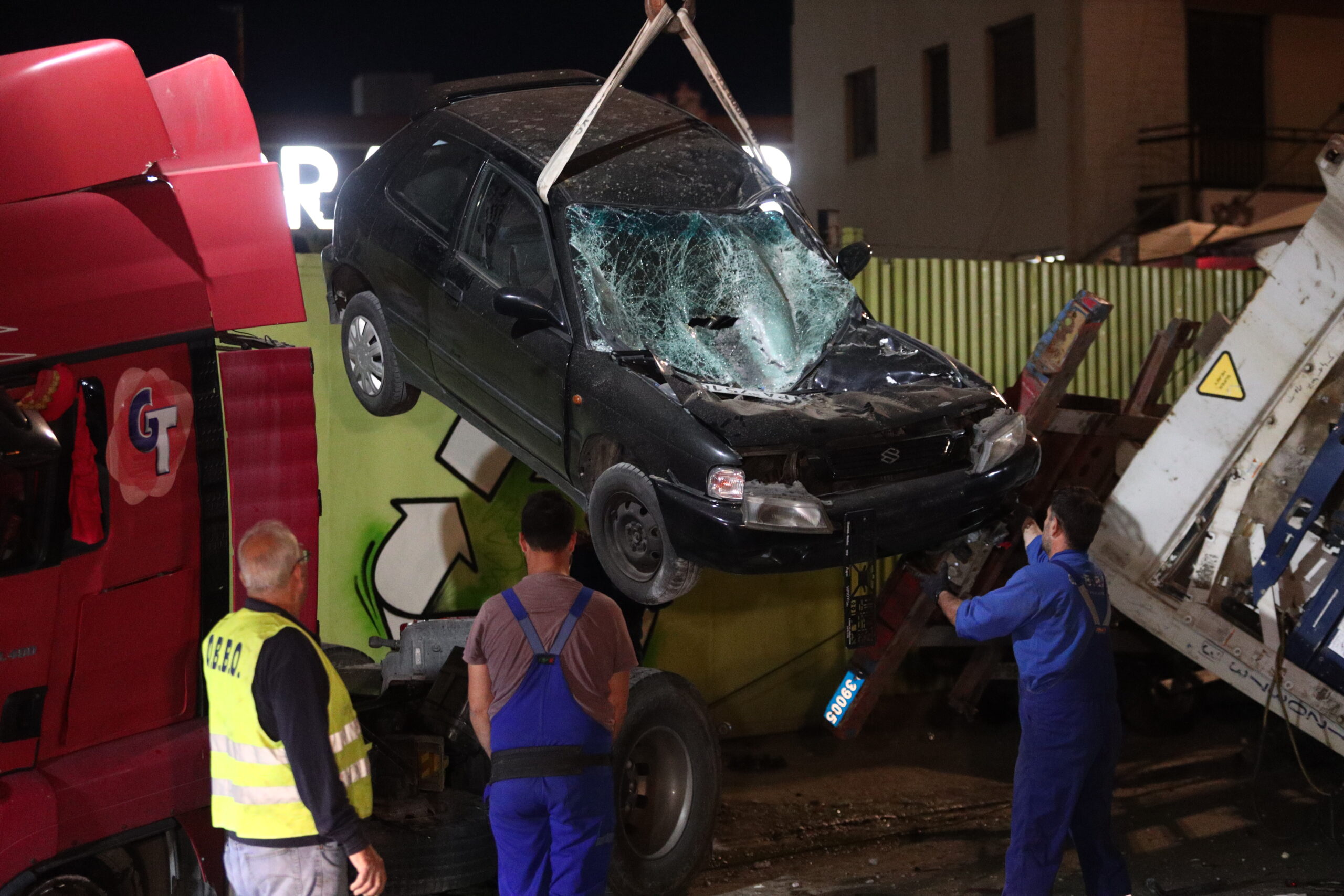Το φορτηγό στην Πέτρου Ράλλη συνετρίβη ακριβώς εκεί που είχε σημειωθεί η τραγική παράσυρση της 12χρονης στη Θηβών 3 Φορτηγό έπεσε από τη γέφυρα στην Πέτρου Ράλλη στη Λ. Θηβών
