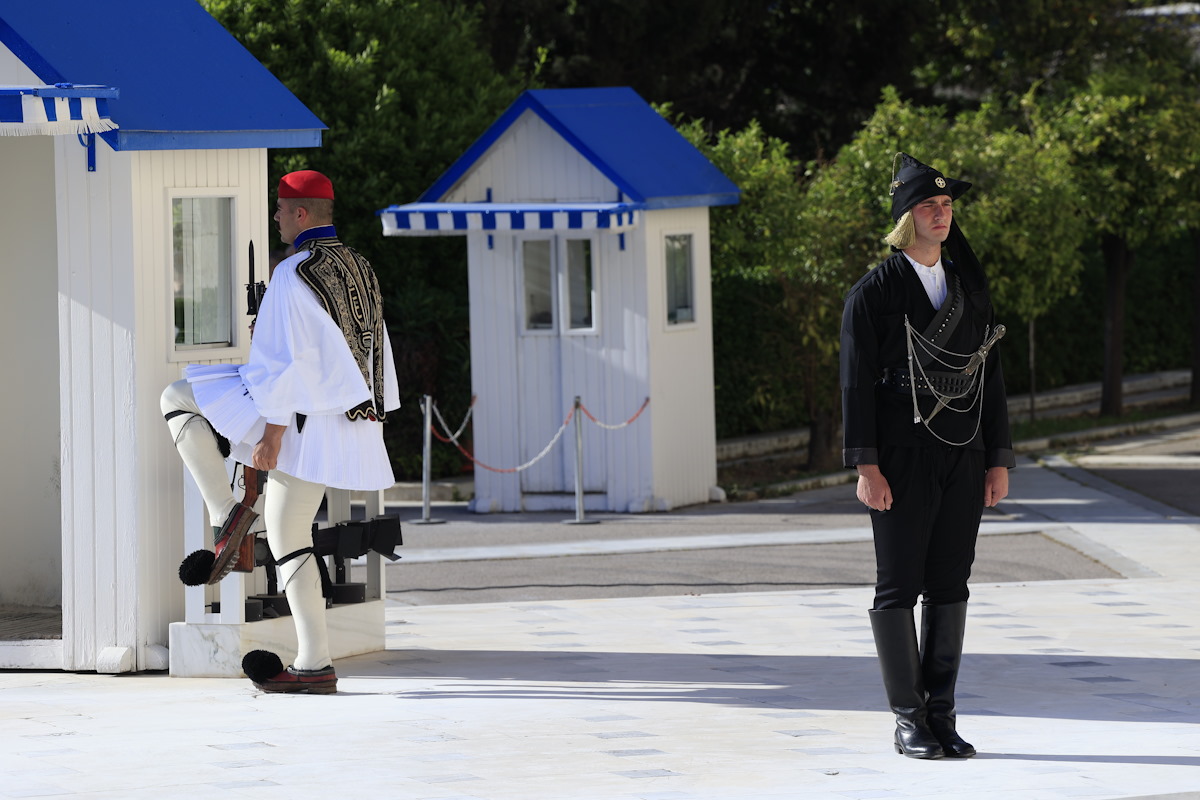 Γενοκτονία των Ποντίων: Εύζωνες τίμησαν με ποντιακές στολές – Συγκλονιστική προσέλευση στο Σύνταγμα για την Ημέρα Μνήμης 19 Κατάθεση στεφάνων στο Μνημείο του Αγνώστου Στρατιώτη από την Παμποντιακή Ομοσπονδίας Ελλάδος (ΠΟΕ) και αλλαγή της προεδρικής φρουράς με Πόντιους Εύζωνες για την Ημέρα Μνήμης της Γενοκτονίας των Ελλήνων του Πόντου
