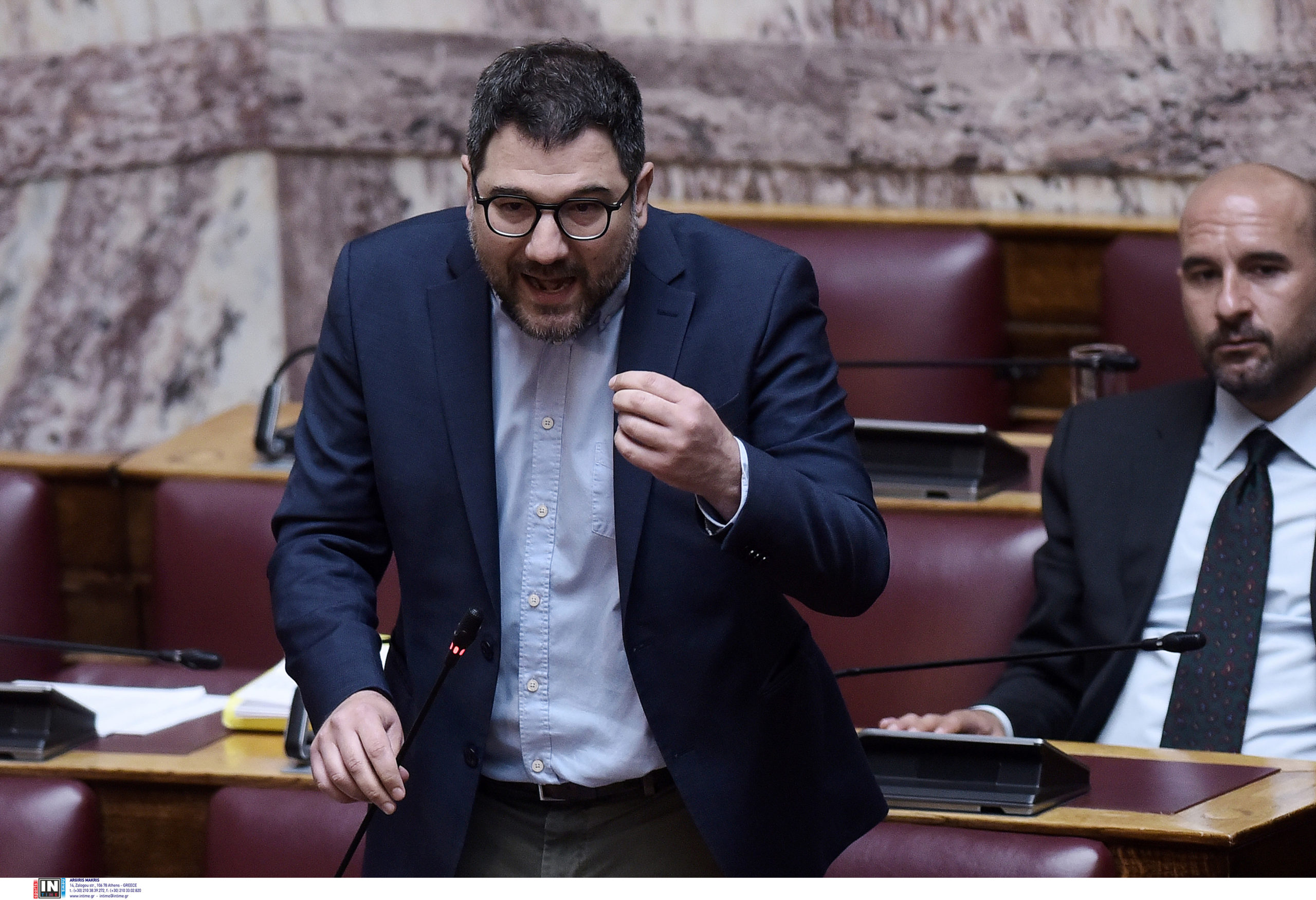 Βουλή: Άγρια αντιπαράθεση υπό τη σκιά του πορίσματος Καρώνη για τα Τέμπη