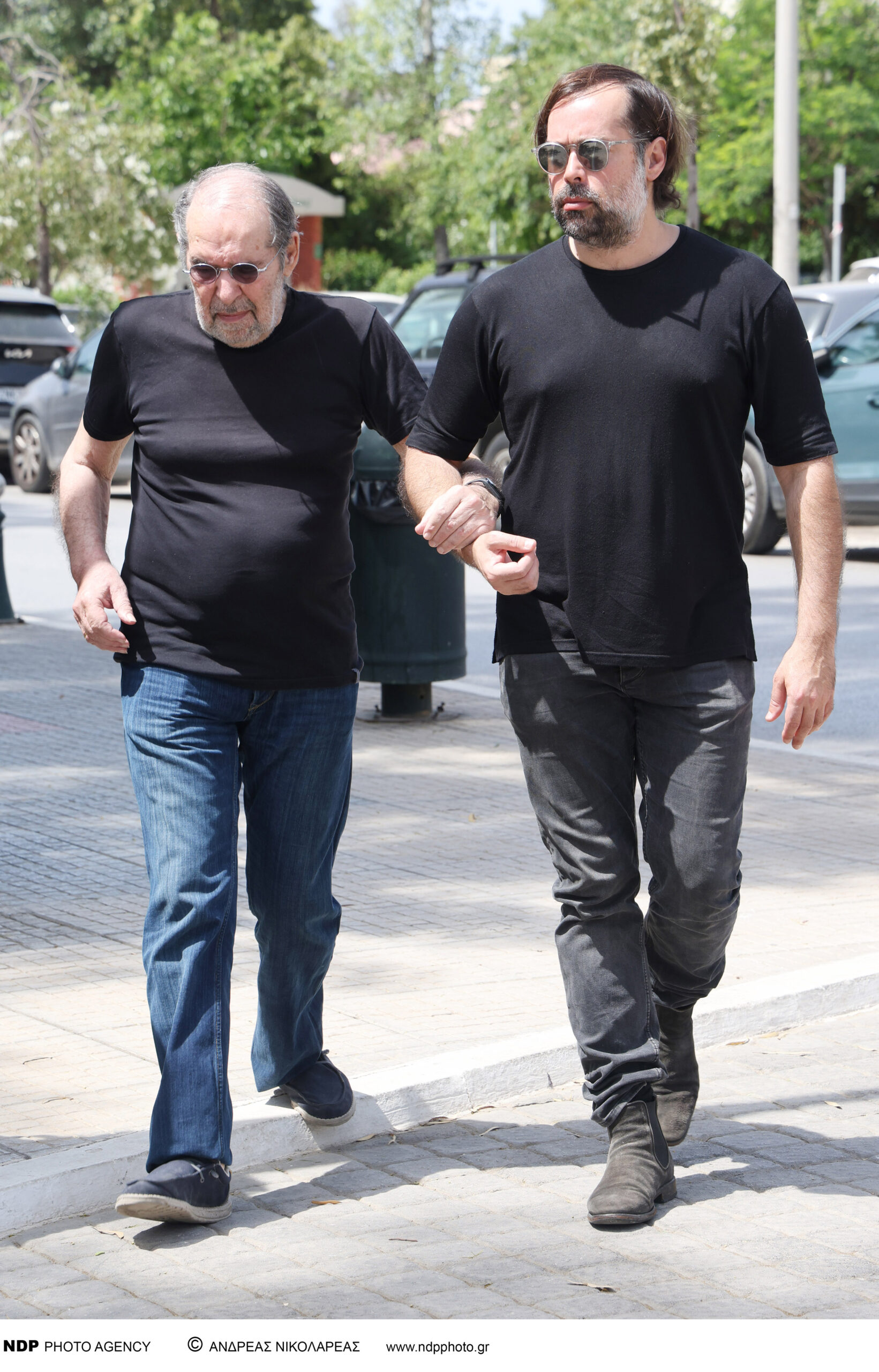 Αχιλλέας Θεοφίλου: Η Χάρις Αλεξίου συγκλονισμένη στο τελευταίο αντίο του πρώην συζύγου της 14 O Θέμης Ανδρεάδης με τον γιό του