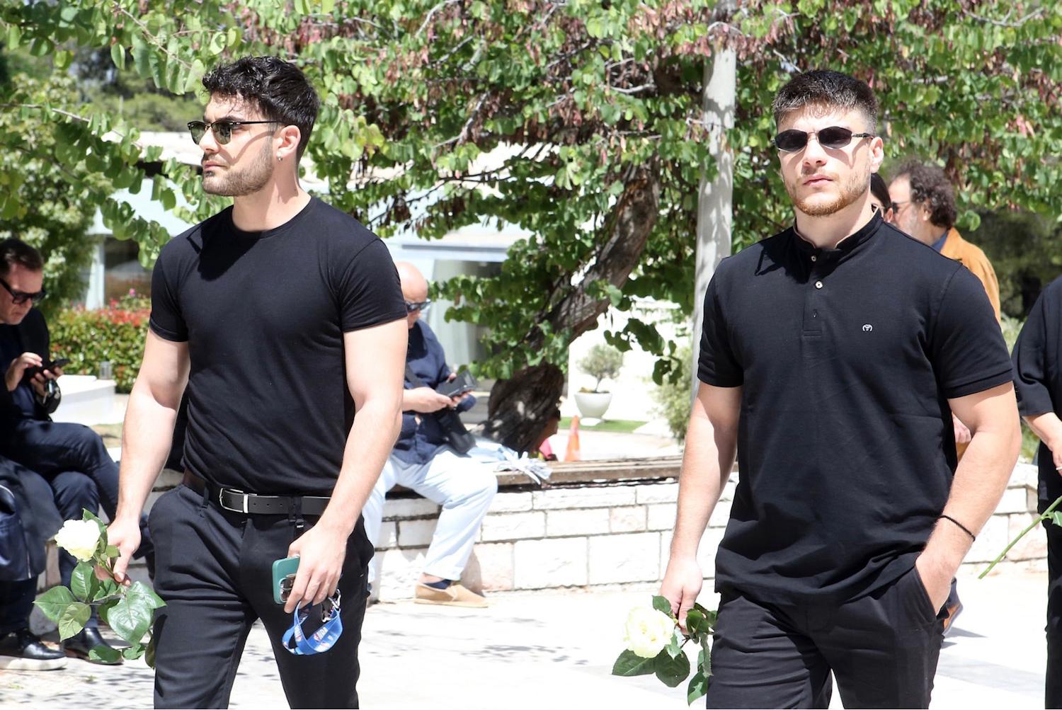 Κηδεία Νίκου Γαλανού: Η συγκινητική στιγμή που το καστ της «Γης της ελιάς» αποχαιρέτησε τον αγαπημένο τους συνάδελφο 22 Ραφαήλ Καρυωτάκης, Αλέξανδρος Παπανδρέου