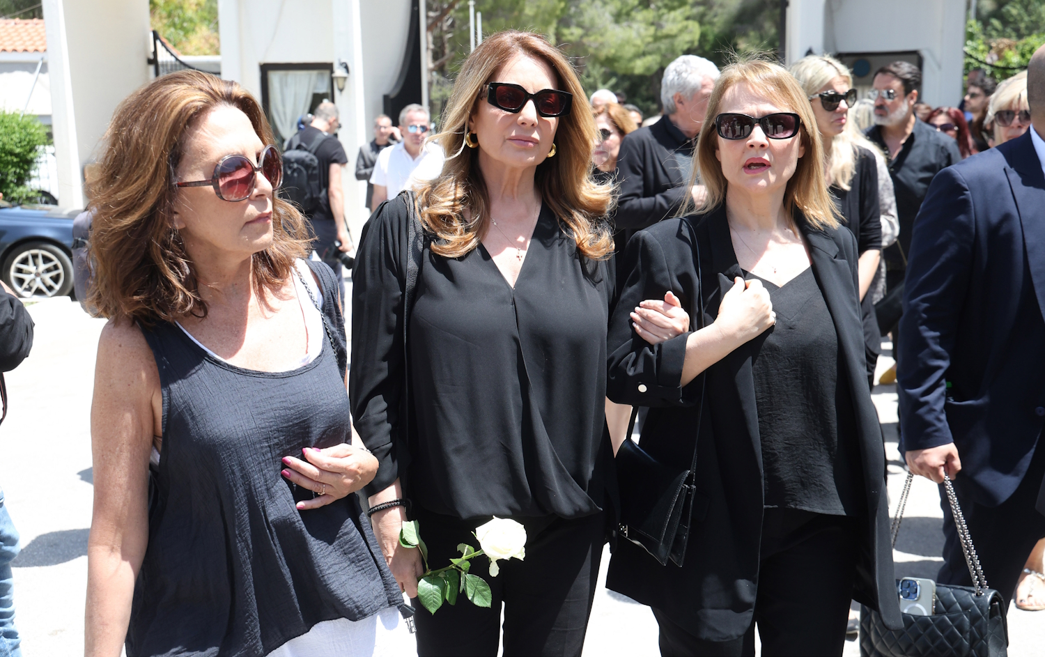 Κηδεία Νίκου Γαλανού: Η συγκινητική στιγμή που το καστ της «Γης της ελιάς» αποχαιρέτησε τον αγαπημένο τους συνάδελφο 27 Άντζελα Γκερέκου, Νίκη Παλληκαράκη